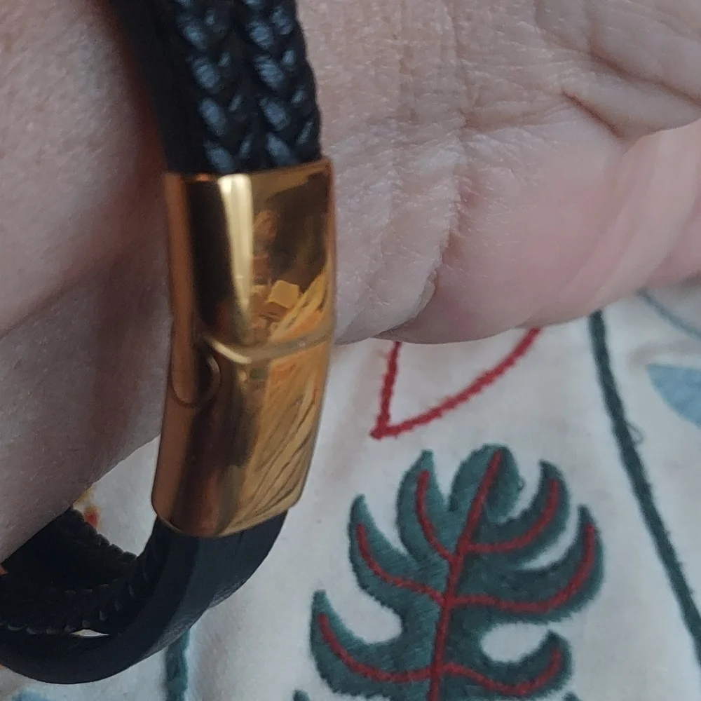 🦋NWT Unisex Leather Bracelet 18k GF lock. L.